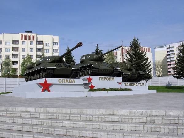 ВЧ 32010. Площадь с тремя танками возле КПП Кантемировской дивизии