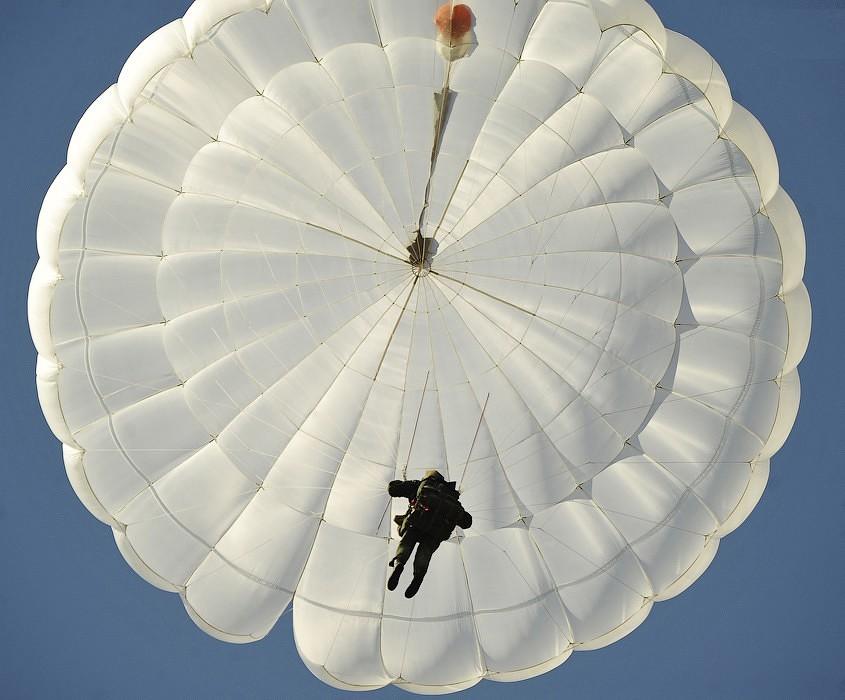 Фото ВЧ 71289. На тренировочном занятии по прыжкам с парашютом