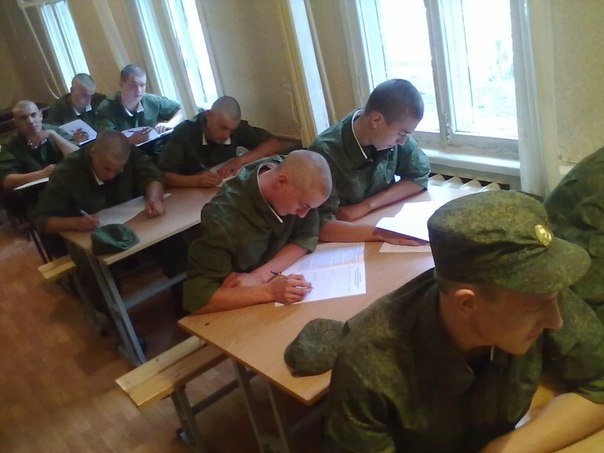 ВЧ 40278. Солдаты части в учебном классе