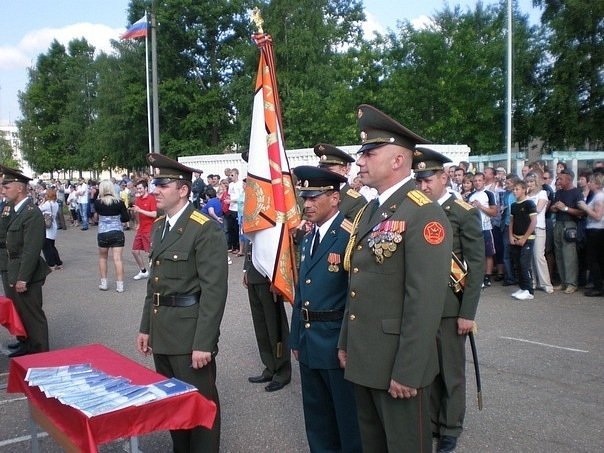 вч 53956.</p>
</h2>
<p> боевое знамя 79-й артиллерийской бригады» width=»604″ height=»453″ data-lazy-data-lazy-srcset=»https://voinskayachast.net/wp-content/uploads/2016/01/вч-53956.-боевое-знамя-79-й-артиллерийской-бригады.jpg itemprop=» url image» data-lazy-src=»https://voinskayachast.net/wp-content/uploads/2016/01/%D0%92%D0%A7-53956.-%D0%91%D0%BE%D0%B5%D0%B2%D0%BE%D0%B5-%D0%B7%D0%BD%D0%B0%D0%BC%D1%8F-79-%D0%B9-%D0%B0%D1%80%D1%82%D0%B8%D0%BB%D0%BB%D0%B5%D1%80%D0%B8%D0%B9%D1%81%D0%BA%D0%BE%D0%B9-%D0%B1%D1%80%D0%B8%D0%B3%D0%B0%D0%B4%D1%8B.jpg» alt width=»604″ height=»453″ data-lazy-data-lazy-srcset></p></div>
<p></source></li>
<li>2 Впечатления очевидцев</li>
<li>1 История</li>
<li>4 Ваш визит
<ul class=